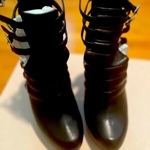 BRAND NEW. **+LOEFFLER RANDALL black leather Gladiator ankle boot size 7